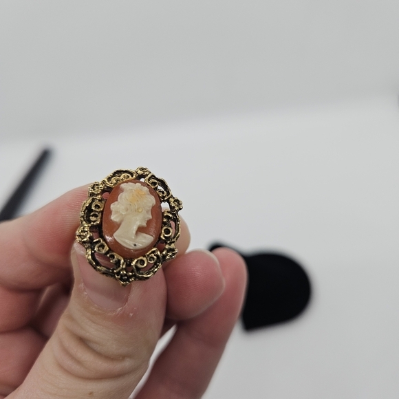 adjustable gold tone cameo ring with red-orange background - Picture 4 of 5